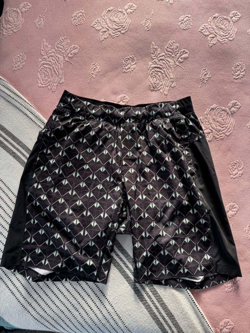 lululemon athletica Men’s Black Geometric Athletic Shorts, Size Large